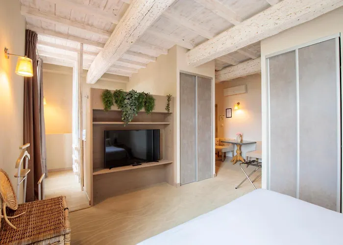 Boutique Hotel La Villa Montesquieu & Sa Piscine